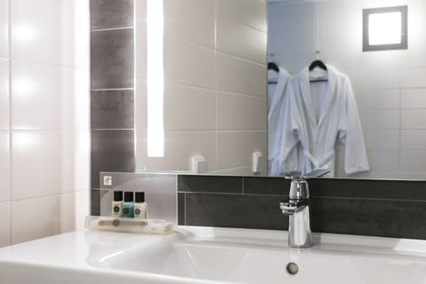 suite, 1 bedroom, | Bathroom | Free toiletries, hair dryer, towels