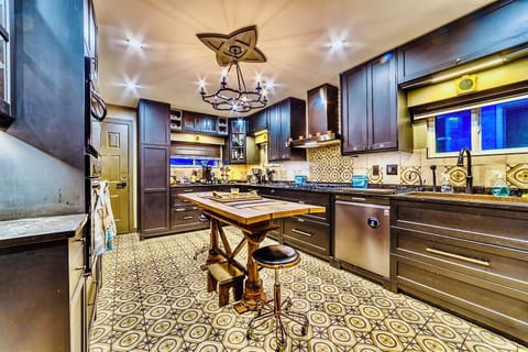 Full-size fridge, microwave, coffee/tea maker, electric kettle