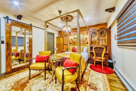 1 bedroom, Egyptian cotton sheets, premium bedding, down comforters