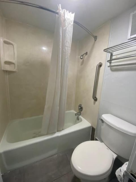 Basic Single Room | Bathroom | Hydromassage showerhead, hair dryer, towels