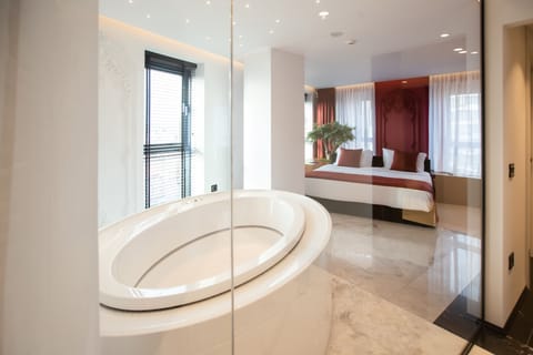 Presidential Suite | Deep soaking bathtub