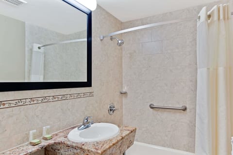 Combined shower/tub, hair dryer, towels