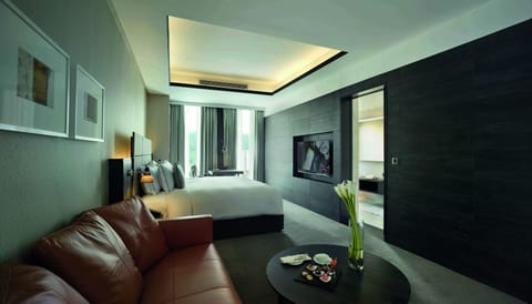 Executive Premier Room | Free minibar, in-room safe, desk, laptop workspace