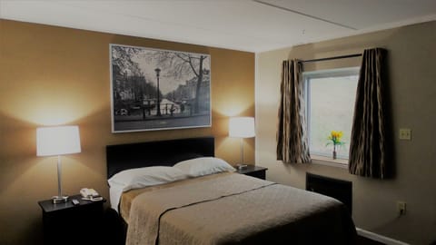Queen Room - Non-Smoking | Blackout drapes, iron/ironing board, free WiFi, bed sheets