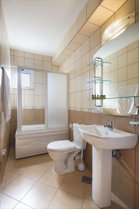 Suite | Bathroom | Free toiletries, hair dryer, towels