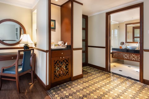 Signature Suite | Bathroom | Free toiletries, hair dryer, bathrobes, slippers