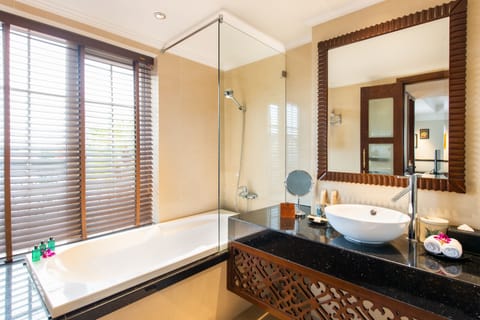 Signature Suite | Bathroom | Separate tub and shower, rainfall showerhead, free toiletries