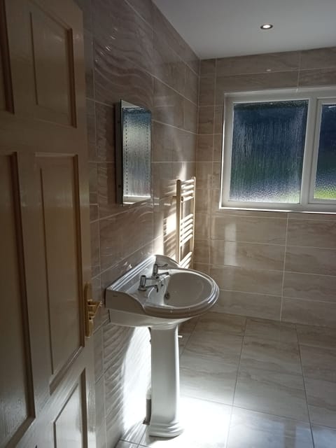 Cottage | Bathroom | Shower, towels