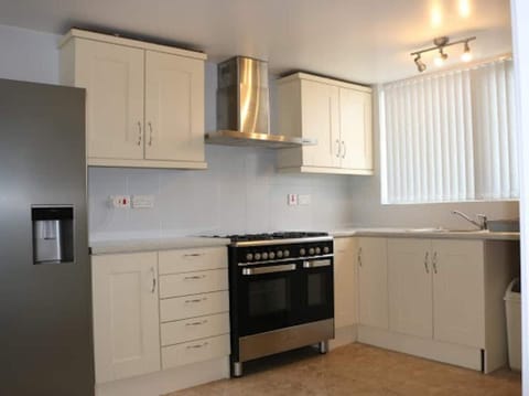 House | Private kitchen | Fridge, microwave, oven, stovetop