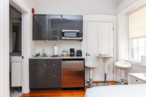 Economy Studio | Private kitchen | Mini-fridge, microwave, stovetop, coffee/tea maker