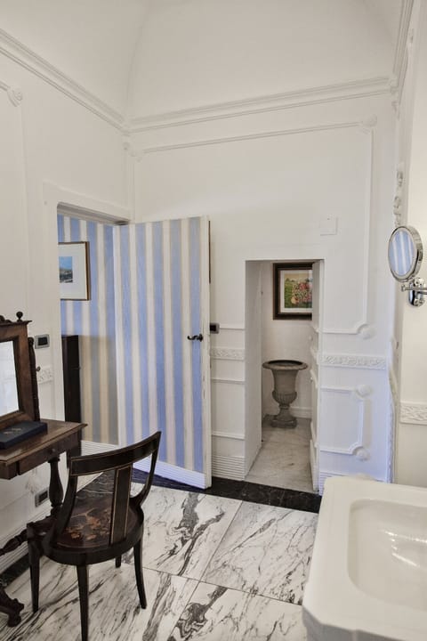 Royal Room | Bathroom | Shower, designer toiletries, hair dryer, bathrobes