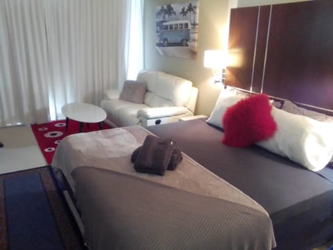 Executive Studio Suite, 1 King Bed, Balcony, Ocean View | Free WiFi, bed sheets