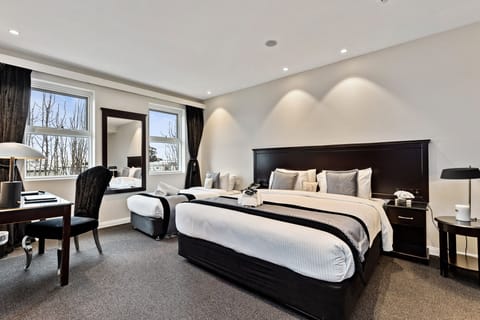 King Twin Suite | Premium bedding, pillowtop beds, minibar, desk