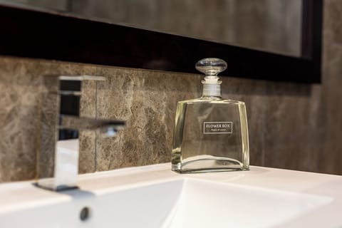 Executive King | Bathroom | Shower, free toiletries, hair dryer, towels