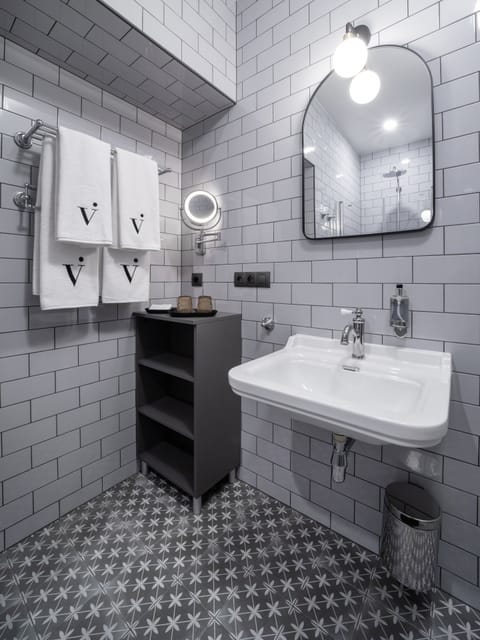 Standard Suite | Bathroom | Free toiletries, bathrobes, slippers, heated floors