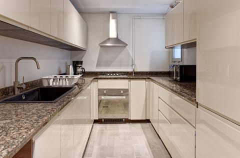 Luxury Apartment | Private kitchen | Microwave, cookware/dishes/utensils