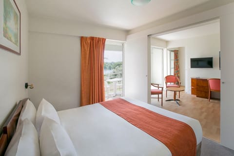 Suite, 1 King Bed, Non Smoking, Balcony | In-room safe, individually furnished, desk, laptop workspace