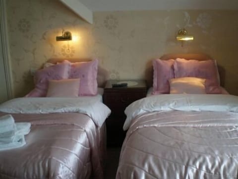 Standard Twin Room, Ensuite | WiFi, bed sheets