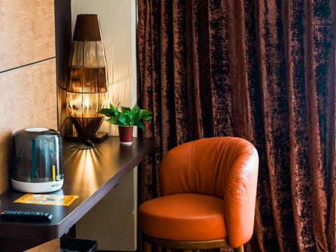 Tangerine Twin | Minibar, in-room safe, desk, blackout drapes