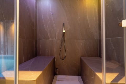 Couples treatment rooms, hot tub, steam room, massages