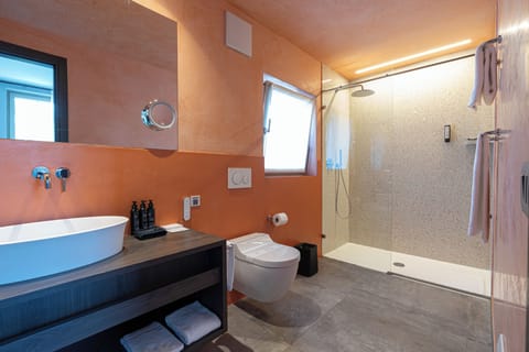 Junior Suite | Bathroom | Free toiletries, hair dryer, bathrobes, towels