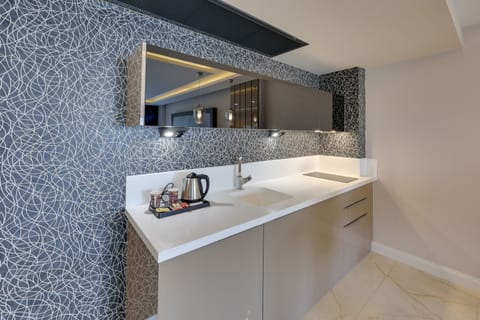 Deluxe Suite | 1 bedroom, minibar, in-room safe, desk