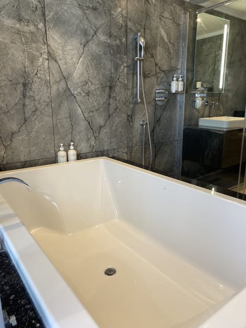 Suite, 1 King Bed, Kitchenette (Dining) | Bathroom | Hydromassage showerhead, free toiletries, hair dryer, towels