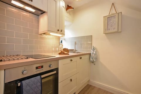 Fridge, cookware/dishes/utensils