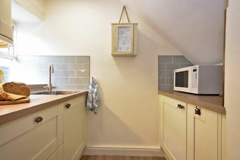 Fridge, cookware/dishes/utensils