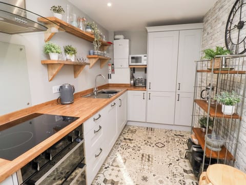 Cottage | Private kitchen | Dishwasher, cookware/dishes/utensils