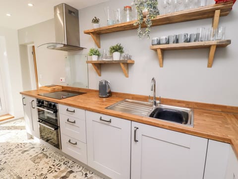 Cottage | Private kitchen | Dishwasher, cookware/dishes/utensils