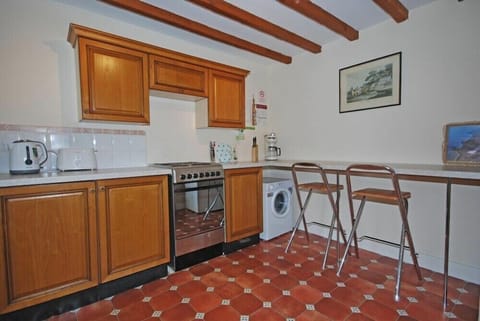 Fridge, cookware/dishes/utensils