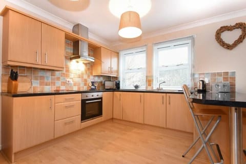 Fridge, cookware/dishes/utensils