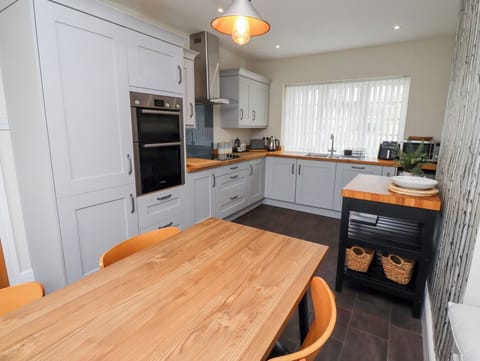 Dishwasher, cookware/dishes/utensils