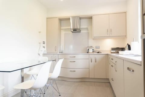 Fridge, dishwasher, cookware/dishes/utensils