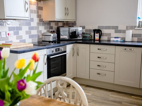 Cottage | Private kitchen | Fridge, dishwasher, cookware/dishes/utensils