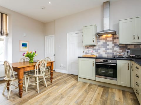 Cottage | Private kitchen | Fridge, dishwasher, cookware/dishes/utensils