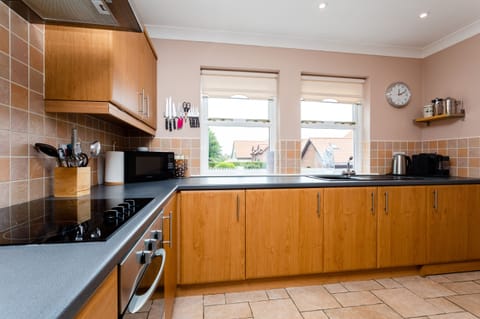 Cottage | Private kitchen | Fridge, dishwasher, cookware/dishes/utensils