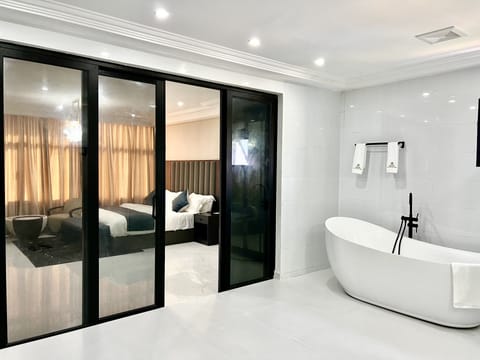 Executive Premium Apartment Suite. | Bathroom | Shower, rainfall showerhead, free toiletries, hair dryer