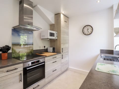 Cottage | Private kitchen | Fridge, dishwasher, cookware/dishes/utensils