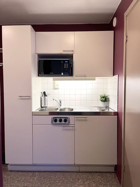 Studio Queen, 1 Queen Bed | Private kitchen | Fridge, microwave, stovetop, cookware/dishes/utensils