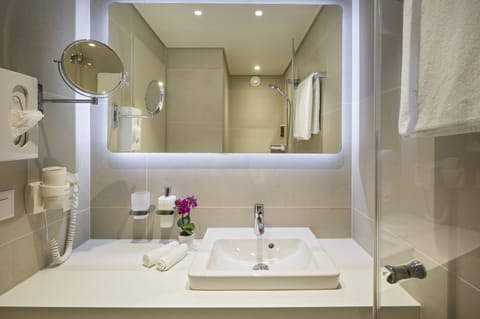 Twin Room | Bathroom | Shower, hair dryer, towels