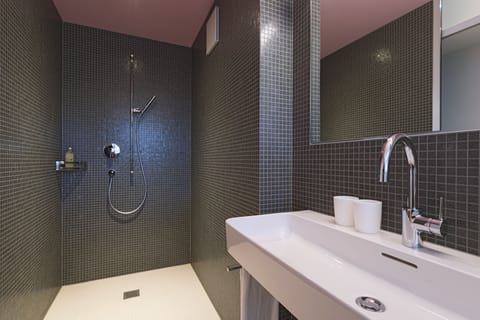 Comfort Triple Room | Bathroom | Free toiletries, hair dryer, slippers, towels