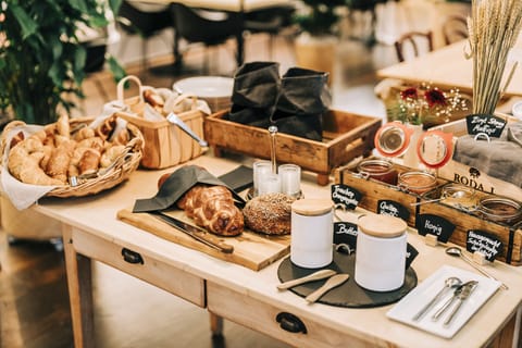 Buffet breakfast on weekdays (CHF 20 per person)