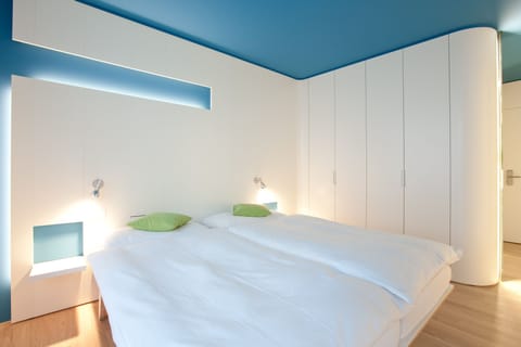 Double Room, Private Bathroom | Hypo-allergenic bedding, in-room safe, desk, iron/ironing board