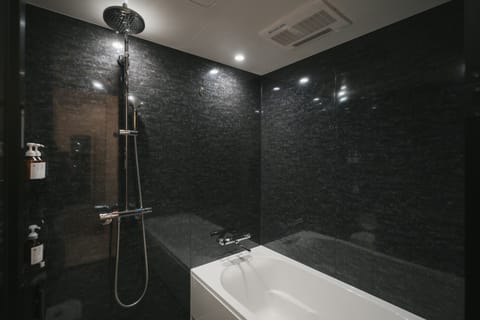 Traditional Twin Room | Bathroom | Separate tub and shower, free toiletries, hair dryer, bidet