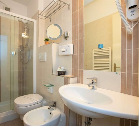 Superior Double or Twin Room | Bathroom | Shower, rainfall showerhead, free toiletries, hair dryer