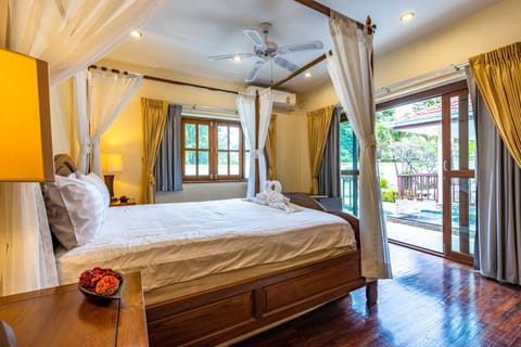 Deluxe Villa | Iron/ironing board, free WiFi, bed sheets