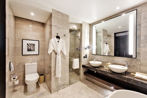 Suite (Aqua) | Bathroom | Free toiletries, slippers, towels