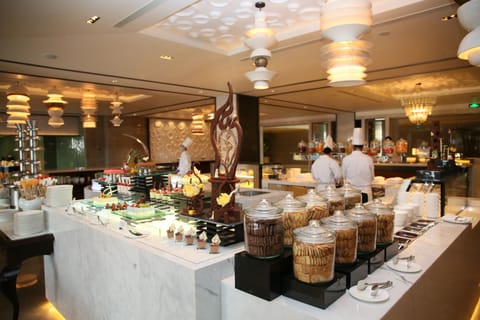 Daily buffet breakfast (CNY 238 per person)